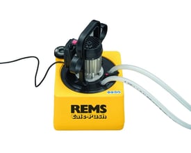 Rems Calc-Push elektrisk afkalkningspumpe set fra siden, med fokus på det sorte 3-vejs håndtag og pumpens motor. Pumpen er placeret på en hvid baggrund.