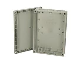 Fibox MNX PCM montageboks i slagfast polycarbonat, 180x255x60 mm, med åbent gråt dæksel og synlige monteringsmuligheder.