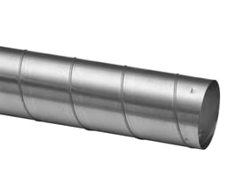Nærbillede af Lindab Rør Safe SR-RS ventilationsrør i syrefast stål med synlig spiralfals og 100mm diameter på hvid baggrund.