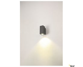 SLV Enola Square S Single udendørs LED-væglampe i antracit, monteret på en væg og med lys nedad.