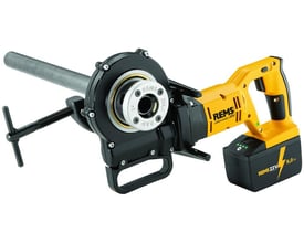 Rems Akku-Amigo 22V gevindklup med 9.0 Ah batteri og metalrør monteret, klar til brug på byggepladsen.