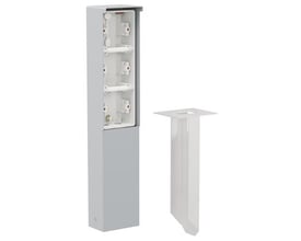 Niko Hydro stikkontaktsøjle i grå med plads til 3 moduler, leveres med hvidt spyd til jordmontering.