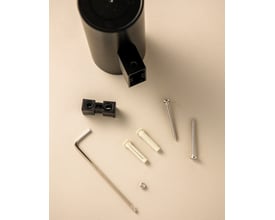 Cosmic Logic tandbørsteholder i sort med mat overflade, vist med tilbehør til montering, herunder skruer og rawplugs.