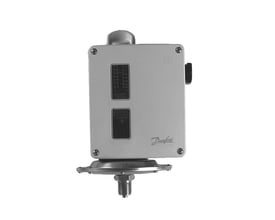 Bagfra-perspektiv af en Danfoss RT pressostat, viser dens grå metalhus og tilslutningsgevind i bunden.