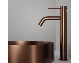 Højt Scandtap Steel Voyage håndvaskbatteri i børstet kobberfarvet rustfrit stål, monteret på en mat kobberfarvet håndvask.
