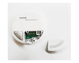 Rondo lysdæmper, hvid, åben med synlige printplader og tilslutningsskruer, klar til montering.