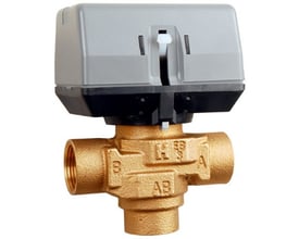 Detaljeret billede af Panasonic 3-vejs ventilen, der viser messingventilhusets mærkninger A, B, AB og H.