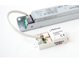 Helvar Casambi Freedom kabel på 15 cm forbinder en strømforsyning med en hvid node på en hvid baggrund.
