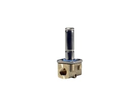 Danfoss 2/2-vejs magnetventil, model EV210B, med messinghus og metalspole på hvid baggrund.
