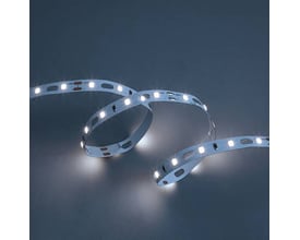 Fleksibelt Ansell Lighting LED bånd Z-Cell med tændte dioder, der giver koldt hvidt lys på en grå baggrund.
