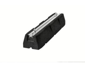 Luftx montageblok i sort gummi til varmepumper, 600 mm lang med en aluminiumsskinne og bolte til montering.