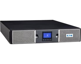 Eaton 9PX UPS på 3000 VA og 3000 W med sort rackkabinet, perforeret front, display og betjeningsknapper.