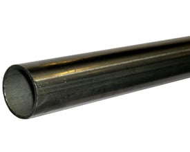 Svejserør med en udvendig diameter på 60,3 mm og 2,9 mm tykkelse, lavet af P235TR1 stål i henhold til EN10217-1 standarden.