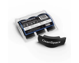 Nærbillede af Cleanspace Technology partikelfilterpakke og et enkelt filter, der viser P3 godkendelsen og mærkning for CleanSpace WORK.