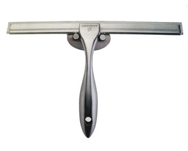 Nærbillede af Dansani Match skraber i rustfrit stål med blank overflade, logoet 'DANSANI' ses tydeligt på gummiet.