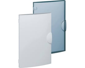 Hager Gamma låge i hvid (RAL 9010) til GD213F gruppetavle, 2 rækker, vist sammen med en mørkeblå ramme.