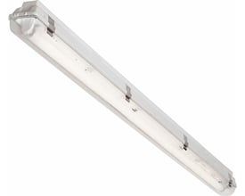 Lumitech IP65 LEDTRO-armatur på 1,5 meter med klar afskærmning og grå endestykker, set skråt fra undersiden.