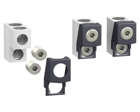 Schneider Electric klemmesæt til 35-300mm2 ledere, vist som tre separate klemmer og ekstra skruer og en beskyttelseshætte i grå plast.