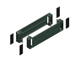 Teknisk tegning af Schneider Electric Spacial Stil SM sokkelfront med præcise dimensioner og monteringsdetaljer.