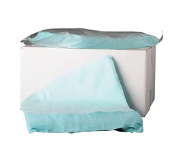 Pakke med 500 stk. lyseblå Wiptextra Non Woven klude i størrelsen 30 x 31 cm, der ligger på en hvid papkasse.