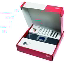 Roth Touchline® SL box udvidelsesmodul til 7 rum, med trådløs styring og 230 V strømforsyning i åben rød og hvid emballage.