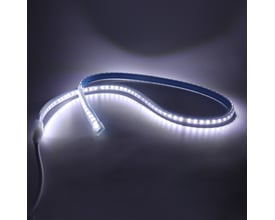 LEDlife Type X-2 ridebanestrip på 5 meter lyser koldt hvidt og ses snoet med tilslutningsledning.