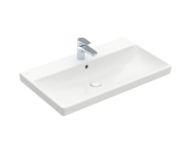 Hvid, firkantet Villeroy & Boch Avento møbelvask på 800 mm set skråt ovenfra med hanehul og overløb.
