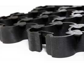 ECCOdal græsarmering i sort genbrugsplast, vist i perspektiv på hvid baggrund.