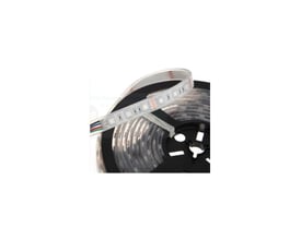 Nærbillede af LEDlife RGB LED strip, der viser LED'er og tilslutningsledninger på en sort spole.