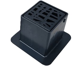 GreenMax firkantet karm og rist med bladfang til rodvanding i sort, set skråt ovenfra med ristens åbninger synlige.