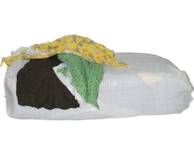 En stor, gennemsigtig plastpose indeholdende en stor mængde kulørte bomuldspudseklude, 25 kg.