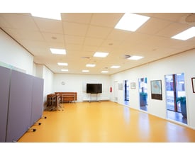 Ledvance Panel Compact loftlamper monteret i et moderne kontormiljø med gulvtæppe og mødebord.