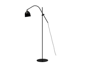 Dyberg Larsen Easton gulvlampe i sort metal med rund fod og sort stofledning, vist isoleret på hvid baggrund.