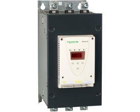 Schneider Electric Altistart 22 softstarter set forfra, viser mærke, model og kontrolknapper på hvidt panel.