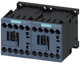 Siemens Sirius contactor relæ med 4 NO kontakter og 220V DC spole, vist på neutral baggrund med tydelig mærkning.
