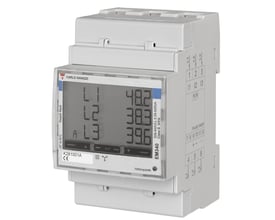 Carlo Gavazzi 3-faset elmåler til direkte måling op til 65 A med pulsudgang og MID-godkendelse, set skråt forfra med display.