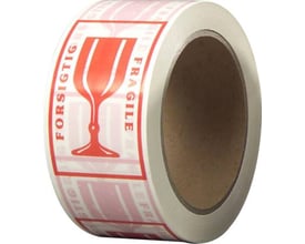 Antalis forsigtig tape, 50mm x 66m, hvid med rødt symbol for skrøbeligt gods og tekst 'FORSTIGTIG FRAGILE'.