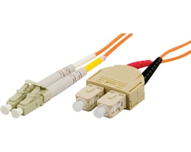 DELTACO OM1-multimode-fiberkabel på 5 meter med orange kabel og LC- og SC-duplexstik, vist fra stikenden.