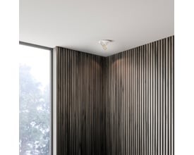 ANTIDARK SpotOn Circle3 spotlampe i brug med gule lyskilder, monteret i et hjørne med træpaneler.