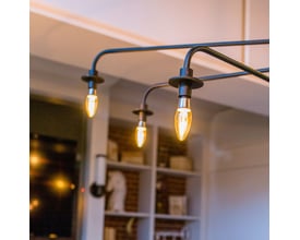 Osram Ledvance 1906 kertepærer i amber farve monteret i en loftlampe med tre lyskilder.