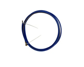 Isoleret trådleder i stål med blå yderkappe, 4 meter lang og med en diameter på 0,6-0,8 mm, fastgjort med hvide strips.