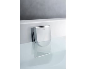 Gustavsberg af- og overløbssæt i krom med en længde på 45 cm, monteret på en hvid badekar med vand.