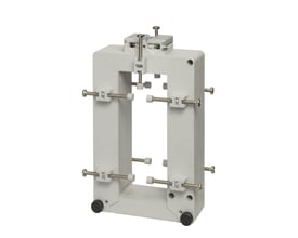 Carlo Gavazzi CTD-9S splitcore-strømtrafo til 400/5 A med rektangulær åbning og justerbare skruer.