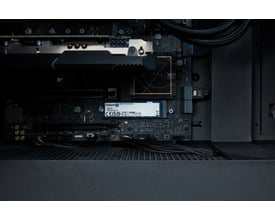 Kingston 500G NV3 M.2 2280 PCIe 4.0 NVMe SSD monteret i et computerbundkort med synlige kabler og komponenter.