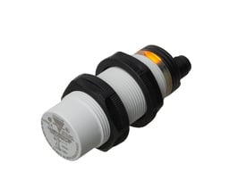 Carlo Gavazzi kapacitiv aftaster M30 med hvidt gevindhus, sorte monteringsmøtrikker og orange indikator.