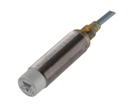 Carlo Gavazzi induktiv M18-sensor med langt, gevindskåret hus og kabel, NPN NO-udgang og 20 mm detekteringsafstand.