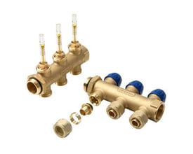 Wavin manifold med 5 + 5 afgange i messing, med flowmålere på fremløb og blå ventiler på returløb til Ø16 mm alupex-rør.