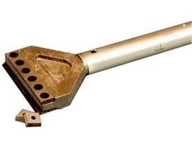 Gratspade med 100mm arbejdsbredde, fremstillet i aluminium med udskiftelige hårdmetal platter og skrabekniv for betonfjernelse.