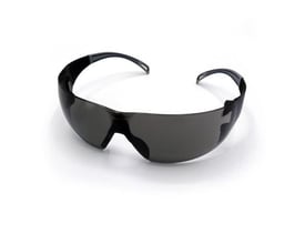 Activewear sikkerhedsbrille 4140 Flow i grå med bred, mørk linse og buede brillestænger set skråt forfra.