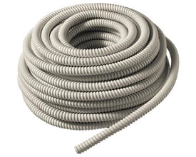 Kondensvandsslange med en diameter på 16 mm, der er rullet sammen og fremstår UV-bestandig med en glat inderside.